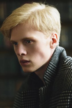 Yakın çekim odasında kareli ceket sarışın bir adam portresi. Moda vurdu. Erkek güzelliği, moda. 