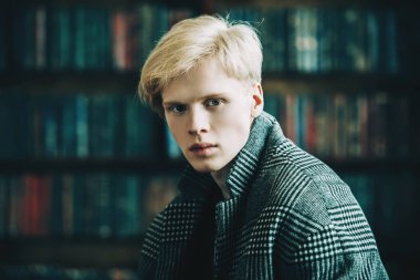 Yakın çekim odasında kareli ceket sarışın bir adam portresi. Moda vurdu. Erkek güzelliği, moda. 