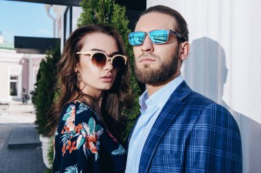 Şehirde birbirine aşık güzel bir gencin yakın plan portresi. Yaz modası. 