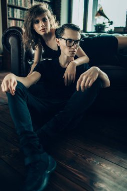 Bir çekici genç aşıklar evde portresi. Güzellik, moda.