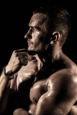 Mükemmel kaslı vücut üzerinde siyah arka plan ile yakışıklı atletik bir adam portresi. Vücut geliştirme kavramı. Sağlıklı yaşam tarzı.