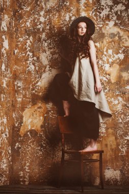 Modern giysiler studio poz şık ergen kız. Güzellik, moda.