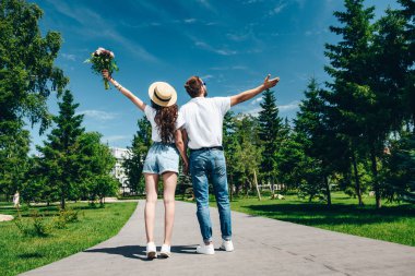 Güneşli bir yaz gününde parkta aşık mutlu genç insanlar. Yaz tatili. Aşk konsepti.