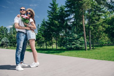 Güneşli bir yaz gününde parkta aşık mutlu genç insanlar. Yaz tatili. Aşk konsepti.