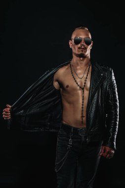 Deri ceketli acımasız bir yakışıklı adam portresi. Rocker, serseri. 