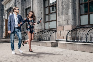 Şehirde yürüyen güzel bir gencin portresi. Yaz modası. 
