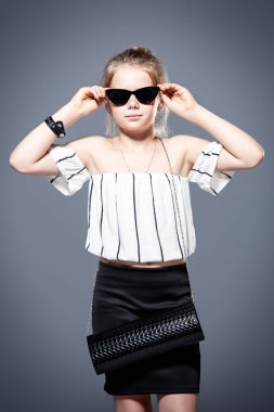 Zarif elbiseleri şirin bir on yaşındaki kız portresi. Çocuk moda.