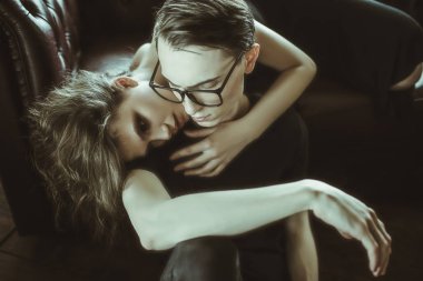 Bir çekici genç aşıklar evde portresi. Güzellik, moda.