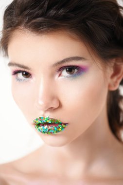 Kalıcı makyaj ve kozmetik kavramı. Güzellik parlak kalıcı makyaj ile cinsel bir kadın portresi. Beyaz arka plan.