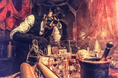 Bilim adamı mucit steampunk laboratuvarında çalışıyor. Bilim kurgu kavramı. Cadılar Bayramı.