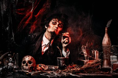 Laboratuvarında çalışan bir ortaçağ bilim adamı portresi. Simyacı. Cadılar Bayramı.