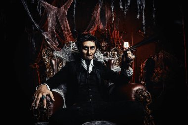 Cadılar Bayramı. Eski terk edilmiş kalede siyah tailcoat gizemli kasvetli adam. Karanlık Lord. Vampir adam. 