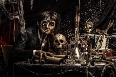 Laboratuvarında çalışan bir ortaçağ bilim adamı portresi. Simyacı. Cadılar Bayramı.