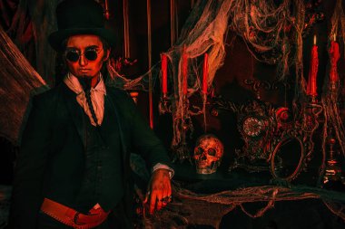 Cadılar Bayramı. Zarif ve gizemli kasvetli adam aristokrat bir siyah tailcoat ve silindir şapka eski terk edilmiş bir kale duruyor. Karanlık Lord. Vampir adam. 