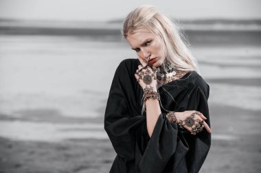 Güzel manken boho tarzı giysiler açık poz. Açık moda.
