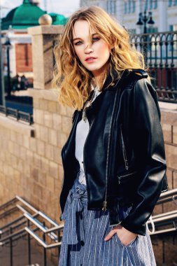 Bir şehir sokakta duran Modern Genç kadın. Güzellik, şehir moda.