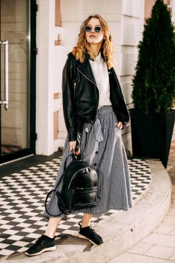 Bir şehir sokakta duran Modern Genç kadın. Güzellik, şehir moda. Tam uzunlukta portre.