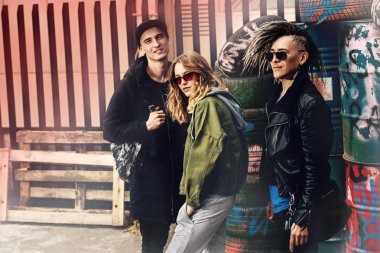 Gençlik bahçede. Gençlik moda. Geçiş yaş problemleri.