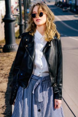 Bir şehir sokakta duran Modern Genç kadın. Güzellik, şehir moda.