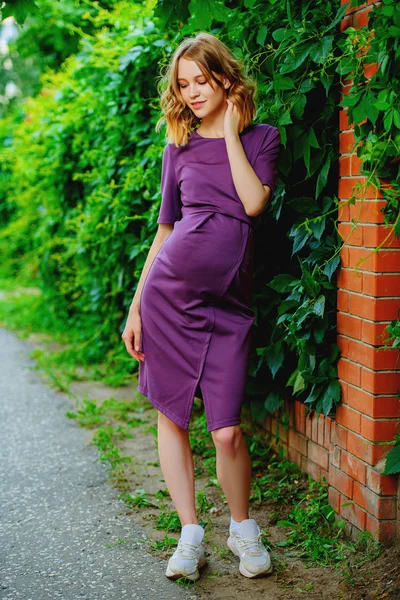 Güzel hamile kadın açık park. Gebelik ve annelik. Hamile kadınlar için moda.