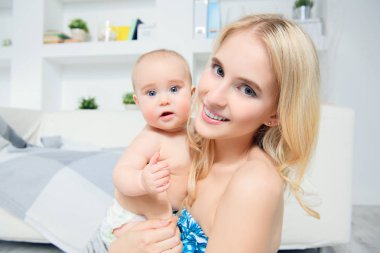 Mutlu dadı şefkatle kucaklayan evde küçük bebeği. Aile kavramı. Sağlık, Pediatri.