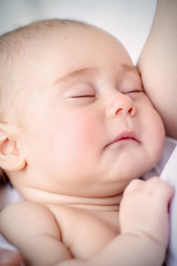 Yakın çekim portre tatlı bir bebek uyku annemin ellerinde. Bebek bakım. Sağlık.