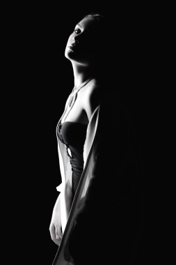 Sarı saçlı siyah iç çamaşırlarıyla poz güzel seksi kadın. İç çamaşırı moda. Siyah arka plan. 