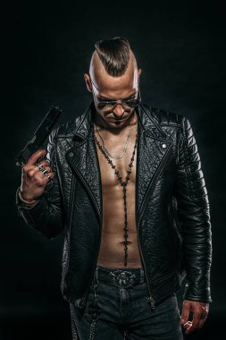 Bir adam seyir portresi. Siyah arka plan. Deri ceket.