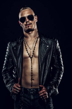 Sallamak adam portresi. Siyah arka plan. Deri ceket.