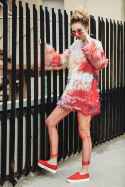 Dışarıda güzel genç bayan. Renkli elbise. Sunglusses