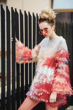 Dışarıda güzel genç bayan. Renkli elbise. Sunglusses