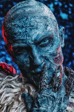 Yakın çekim bir zombi adam portresi karla kaplı. Cadılar Bayramı. Korku filmi.