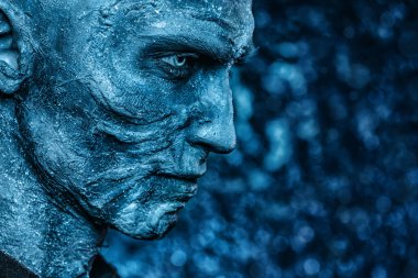 Yakın çekim bir zombi adam portresi karla kaplı. Cadılar Bayramı. Korku filmi.