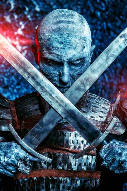 Cadılar Bayramı. Yakın çekim portre korkunç kar zombi savaşçı bir kılıç tutan bir ortaçağ Şövalyesi zırh kaplı.