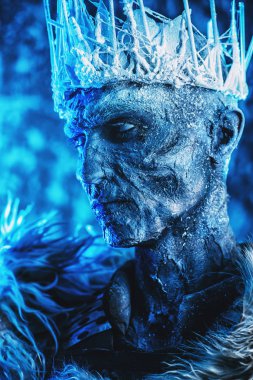 The King zombie savaşçı Ortaçağ şövalye zırh yakın çekim portre karla kaplı. Cadılar Bayramı. Korku fantastik film.