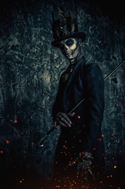 Bir kafatası makyaj bir kuyruk-kat ve bir silindir şapka giymiş olan bir adam. Baron Cumartesi. Baron Samedi. Dia de los muertos. Ölülerin günü. Cadılar Bayramı.