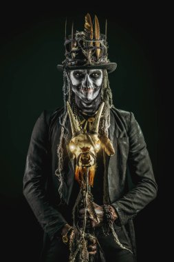 Bir kafatası makyaj bir kuyruk-kat ve bir silindir şapka giymiş olan bir adam. Baron Cumartesi. Baron Samedi. Dia de los muertos. Ölülerin günü. Cadılar Bayramı.