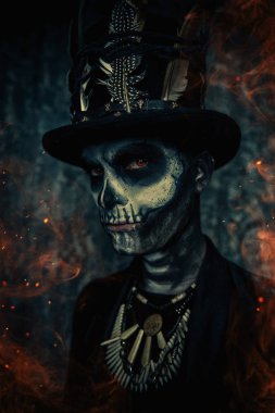 Bir adamın bir kafatası makyaj ile yakın çekim portre bir kuyruk-kat ve bir silindir şapka giymiş. Baron Cumartesi. Baron Samedi. Dia de los muertos. Ölülerin günü. Cadılar Bayramı.