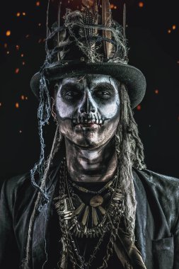 Bir kafatası makyaj bir kuyruk-kat ve bir silindir şapka giymiş olan bir adam. Baron Cumartesi. Baron Samedi. Dia de los muertos. Ölülerin günü. Cadılar Bayramı.