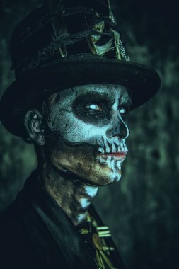 Bir adamın bir kafatası makyaj ile yakın çekim portre bir kuyruk-kat ve bir silindir şapka giymiş. Baron Cumartesi. Baron Samedi. Dia de los muertos. Ölülerin günü. Cadılar Bayramı.
