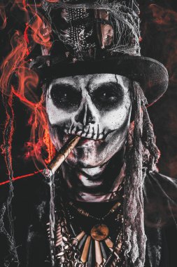 Baron Cumartesi. Baron Samedi. Bir kafatası makyaj bir kuyruk-kat ve bir silindir şapka giymiş olan bir adam. Dia de los muertos. Ölülerin günü. Cadılar Bayramı.