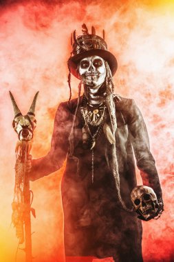 Bir kafatası makyaj bir kuyruk-kat ve bir silindir şapka giymiş olan bir adam. Baron Cumartesi. Baron Samedi. Dia de los muertos. Ölülerin günü. Cadılar Bayramı.