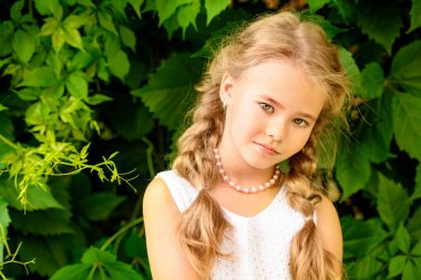 Sevimli küçük kız. Hafif hissediyorum. Küçük Güzellik.