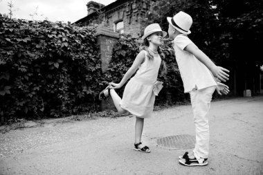 Gerçek arkadaşlar buluşuyoruz. Siyah-beyaz atış. Çocukluk