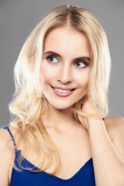 Neşeli Fuarı saçlı Genç kız Close-up. Olumlu duygular. İyi bir ruh hali.