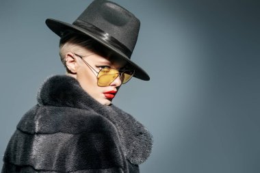Çok güzel sarışın kadın lüks kürk manto ve şapka poz. Moda, güzellik. Stüdyo vurdu.
