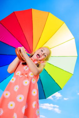 Mutlu bir güzel küçük hanım bir şemsiye tutan eğleniyor. Parlak ve olumlu duygular. Renkli fotoğraf.