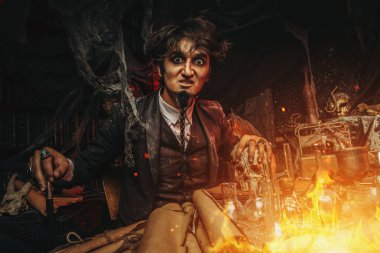 Laboratuvarında çalışan bir ortaçağ bilim adamı portresi. Simyacı. Cadılar Bayramı.