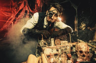 Bilim adamı mucit steampunk laboratuvarında çalışıyor. Bilim kurgu kavramı. Cadılar Bayramı.