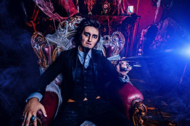 Cadılar Bayramı. Eski terk edilmiş kalede siyah tailcoat gizemli kasvetli adam. Karanlık Lord. Vampir adam. 